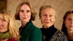 Familiehemmelegheiter (23.06): Denne danske serien er både eit familiedrama og ei krimhistorie. Det heile startar med eit funn av eit gamalt babyskjelett.