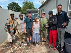 Her møter Øystein Bache og Rune Gokstad en lokal familie i Zimbabwe.