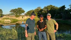 Øystein Bache og Rune Gokstad drar på deres ellevte tur sammen. Denne gangen reiser Team Bachstad til Afrika. Her fra Botswana.