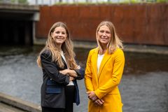 Andrine Hegerberg og Mimmi Löwenius Veum er fotballeksperter på henholdsvis NRK og TV 2. Nå skal de følge kvinnenes aller beste fotballag på sine respektive kanaler