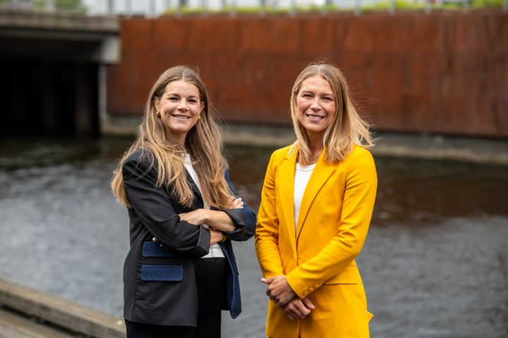 Andrine Hegerberg og Mimmi Löwenius Veum er fotballeksperter på henholdsvis NRK og TV 2. Nå skal de følge kvinnenes aller beste fotballag på sine respektive kanaler