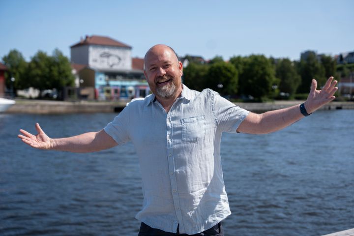 Håvard Sylte i blå skjorte ved havet