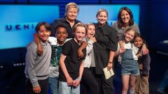 Erna Solberg og Tonja Brenna, samt programleder Ane Norum Kvistad i midten, sammen med barna som lærer å debattere.