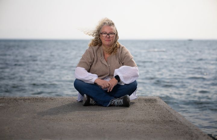 Marianne Aakermann er en av programlederne som skal lede lyttterne gjennom sendingen fra Bastøferga. Her med Oslofjorden i bakgrunnen på Skallevold i Tønsberg.