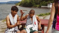 Sam Ashraf (t.v.) i rollen som Elias, og Emil Stenseth i rollen som Benjamin