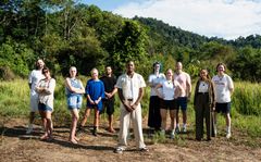 Deltakerne i Ville fristelser med programleder Nathan Kahungu i midten foran. Fra venstre Jonny Fossedal , Mona Andreassen, Katrine Edvardsen, Beret Hartvigsen, Elias Lalouchi, Ragnar Ødegård, Elise Skare Bådal, André Aaneby Jensen, Rebecca Teclemariam og Martin Braut Tjelle.