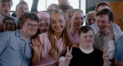Også denne sesongens episoder avsluttes med selfie: Her med gjest Sofie Steen Isachsen i episode 2.