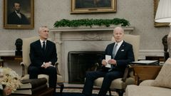 USAs president Biden overtaler Stoltenberg til å fortsette som leder for forsvarsalliansen.