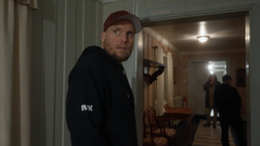 Stian «Staysman» på Elingaard ser seg over skulderen nede i kjeller