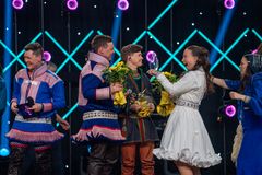 Vinnere i gledesrus: Piera Eira og MÁIJÁ med joikevinner OSCAAL på scenen i 2025.