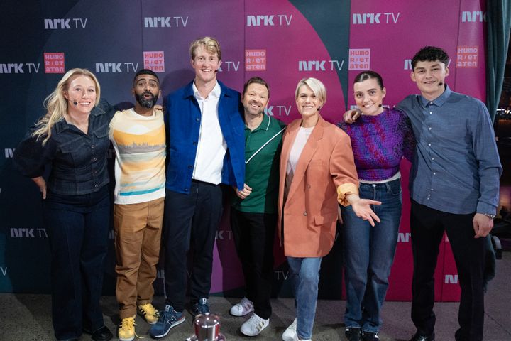 Maria Stavang, Arman Surizehi, Christian Mikkelsen, John Brungot, Sigrid Bonde Tusvik, Mathea Josefsen og David Mokel er klare for å levere mer dagsaktuell humor.