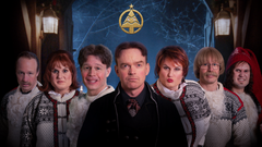 Herman Flesvig og Kevin Vågenes spiller flere roller i den nye julekalenderen «Nissene i skjul». Mikkel Niva spiller rollen som programleder.