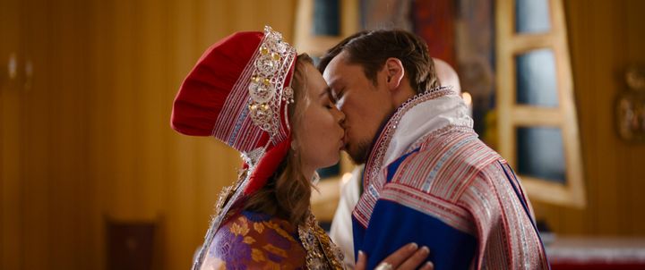 Garen ser en mulighet til å heve statusen sin når sønnen skal gifte seg med datteren i en rik reindriftsfamilie.