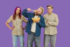 Programleder Morten Strand er sulten på mer kakerøre når sesong 2 er tilbake i romjula. Ved hans side står dommerne Marthe Kilen og Henrik Falkensten. FOTO: