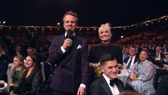 Programlederne Mia Hundvin og Erik Solbakken under Idrettsgallaen i Trondheim Spektrum i 2025.