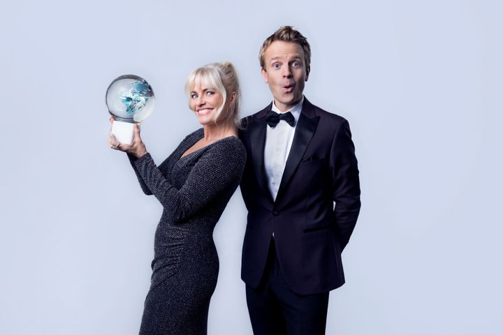 En mann og en kvinne, han i smoking og hun i sort glitrende kjole. Kvinnen løfter et Idrettsgalla-trofé.