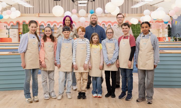 Åtte unge deltagere skal konkurrere om å vinne «Bakemesterskapet junior» på NRK. Dommer Marthe Kilen, programleder Morten Strand og dommer Henrik Falkensten er imponert over de unge bakerne.