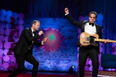 Markus Neby med muligens verdens første prompegitar i aksjon med vokalist Knut Marius Djupvik.