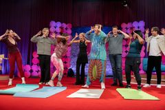 Marlene Stavrum viser fram latteryoga-gruppa si.