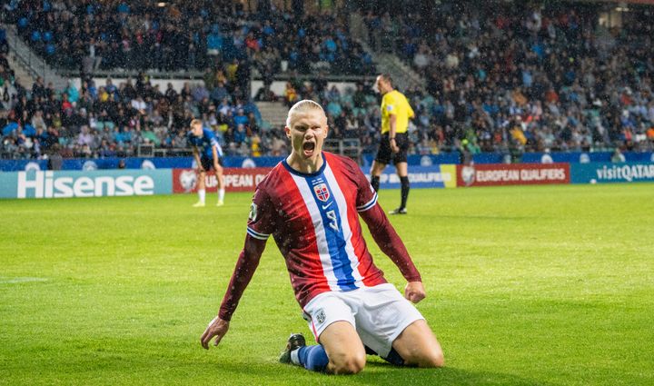 Nordmenn skal endelig få se Erling Braut Haaland og de norske landslagsgutta i et VM-sluttspill. Kampene sendes på NRK og TV 2.