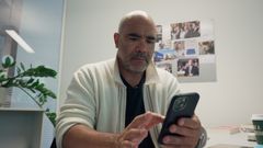 Johan Golden på kontoret foran oppslagstavlen med bilder av blant annet Mark Zuckerberg.