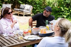 Else Kåss Furuseth og Ingrid Gjessing Linhave har også vært misbrukt i falske annonser på Facebook, og støtter Johan i planene om å gå til sak mot Meta.