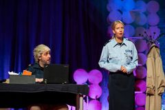 Komikerne Olli Wemskog og Kristine Grændsen under en improsketsj.