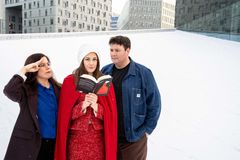 Leseklubben: The Handmaid's tale, 2026. Jenny Skavlan (i midten) sammen med programlederne Christine Lossius Thorin og Kristoffer Olsen.