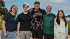 Hver lørdag setter Lars Berrum opp et show hvor han med skråblikk lager humor om tabuene basert på samtalene med sine nye venner i «Tabu». Synnøve Berget Rusten (fra venstre), Mats Merkesvik Mølstre, Lars Berrum, Gaute Natland-Vik og Rikke De Lange er å se i episoden om de dødelig syke.