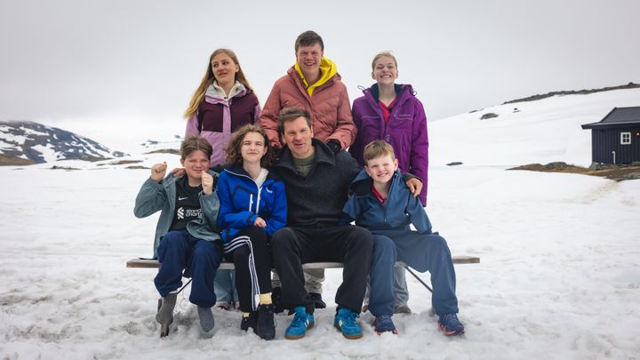 Disse skal være med i den andre sesongen av «Team Pølsa». Bak fra venstre: Alva, Erik og Eleah. Foran fra venstre: Kornelius, Synne, Øystein (teamleder) og Benjamin.