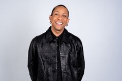 – Helt siden jeg satt foran TV-en som liten gutt på 90-tallet og så på MTV timesvis har musikk vært den største gleden og viktigste motoren i mitt liv. Jeg husker også hvor utrolig fascinert jeg var over at vi kunne ha en så glamorøs TV-sending i Norge som Spellemann. Så det er veldig stort å få lede Spellemannsprisen, sier Tete Lidbom.