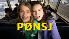 To smilende kvinner står tett sammen i midtgangen på en trikk eller buss, mens passasjerer sitter i bakgrunnen og leser aviser. Ordet «PØNSJ» står skrevet med store, gule bokstaver over midten av bildet.