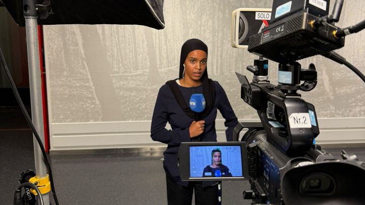 Anisa Mohamed i årets FleRe-kull øver på å gå direkte på TV.
