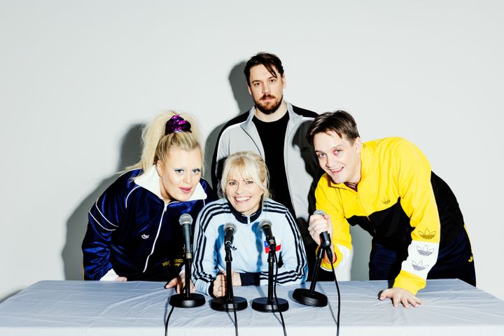 Mia Hundvin, Nora Svenningsen, Espen Abrahamsen og Marius Thorkildsen gir lytterne det morsomste fra sportens verden i «Sportsdesken brenner».