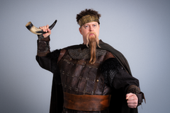 Henrik Flaseth spiller guden Heimdal.