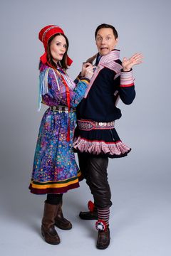 Isalill Kolpus og skuespiller Ánte Siri er årets programledere.