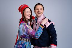 Isalill Kolpus og skuespiller Ánte Siri er årets programledere.