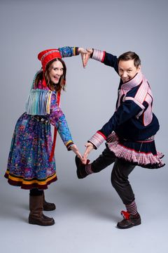 Isalill Kolpus og skuespiller Ánte Siri er årets programledere.