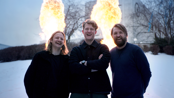 Det blir sketsjer, hyss og spik med (fra venstre) Emil Lystvedt Berntsen, Christian Mikkelsen og Olav Svarstad Haugland i podkasten «Blåtur».