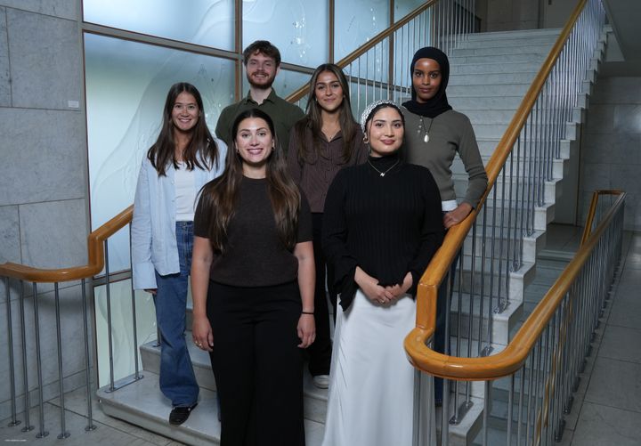 Årets FleRe-kull som startet høsten 2025: Marisa Elena Olsen, Daniil T. Ryvænge, Roza Ridha, Anisa Mohamed, Connie Adelina og Nicole Klatzka. Nå er rekrutteringen til kommende høst i gang.