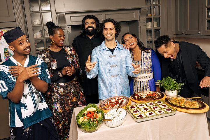 Sahal Arrale, Fatima Deria, Abubakar Hussein, Yasmin Mehmood og Malik, sammen programleder Cengiz Al.