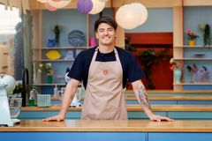 Andrea fra Italia lager temperatur i baketeltet med kakene sine, men lefsebaking styrer han glatt unna.