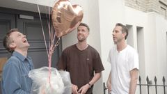 Erik Solbakken fikk premiere på babyshower hos Kristoffer Ajer sammen med Morten Ramm.