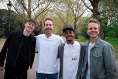 LONDON-BESØK: Jørgen Strand Larsen og Oscar Bobb er blant spillerne Morten Ramm og Erik Solbakken møter i serien.