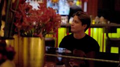 Kygo ved pianoet på et hotell i Italia.