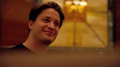 Kygo ved pianoet på et hotell i Italia.