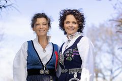 Lise Finckenhagen og Nadia Hasnaoui smiler i bunad