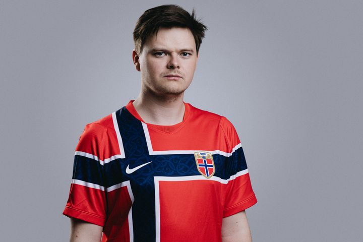Inni Erlend Mørch bobler det av fotballglede. Men han sparer entusiasmen til podkasten «Mørch og VM» som kommer 28. mai.