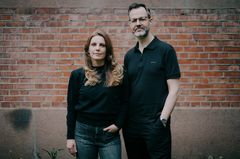 Trude Lorentzen og Bjørn Olav Hammerstad står foran en murvegg og ser inn i kameraet