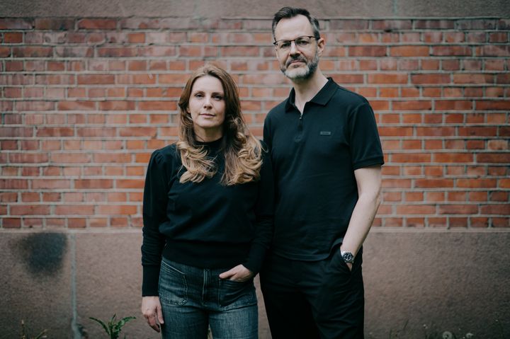 Trude Lorentzen og Bjørn Olav Hammerstad står foran en murvegg og ser inn i kameraet